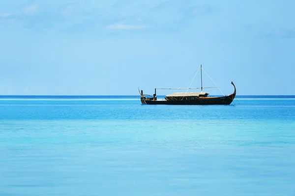 Widok piękny niebieski ocean wody z łodzi w Baros Maldives — Zdjęcie stockowe