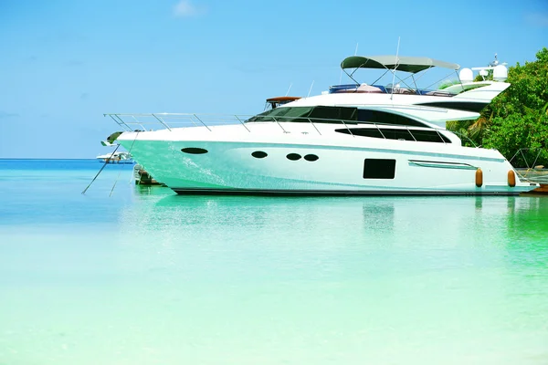 Yacht parked at jetty in Baros Maldives — Stock Photo, Image