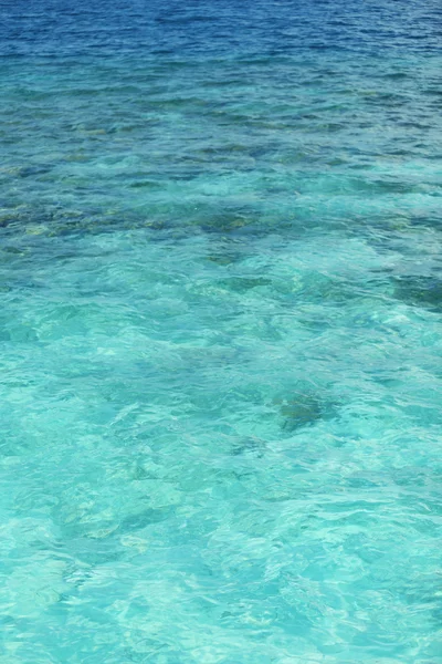 Piękny widok wody oceanu na wyspie w kurorcie — Zdjęcie stockowe