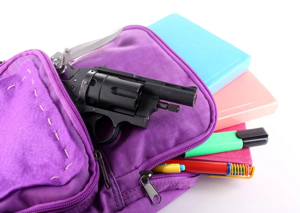 Pistola en la mochila de la escuela, aislado en blanco — Foto de Stock