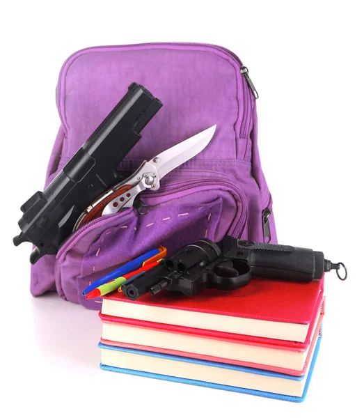 Pistola na mochila da escola, isolada em branco — Fotografia de Stock