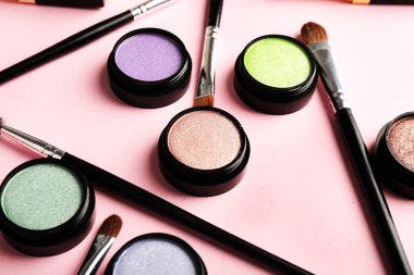 Küme açık renkli arka plan üzerinde Dekoratif kozmetik