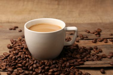 Rustik ahşap masa arka plan üzerinde tahıllar ile kahve