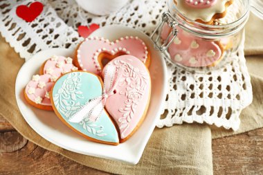 Sevgililer günü ve ahşap zemin üzerine çaydanlık için çerezleri kalp şeklinde