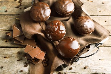 Ahşap masa üzerinde lezzetli ev yapımı çikolatalı kek