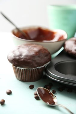 Lezzetli ev yapımı çikolatalı kek ve kahve üzerinde açık renkli ahşap tablo