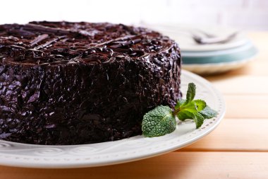 Lezzetli çikolatalı kek masada nane ile yakın çekim