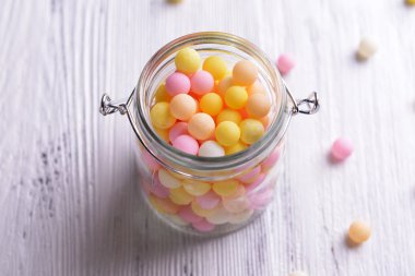 Jar tablo yakın çekim üzerinde renkli çikolata