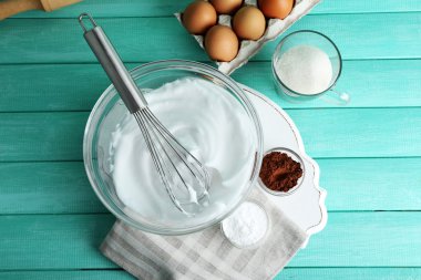 Yumurta akı için krem şanti