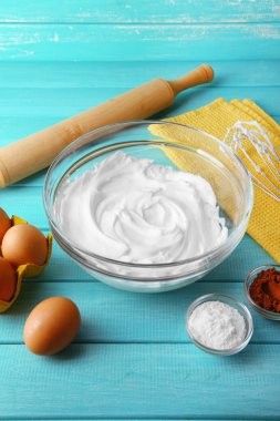 Yumurta akı için krem şanti