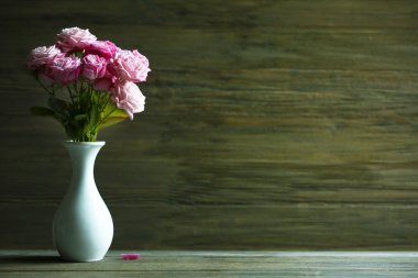 Ahşap arka plan üzerinde güzel taze gül buketi