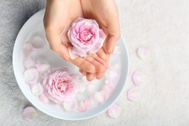 Aroma spa su tablo, closeup kase ile eller