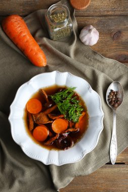 Gri peçete, üstten görünüm üzerinde mantar çorbası