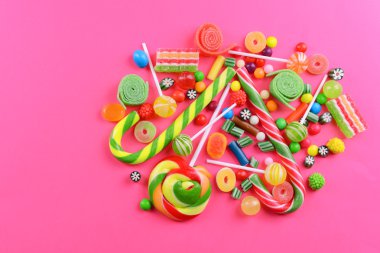 Pembe arkaplanda renkli şekerler