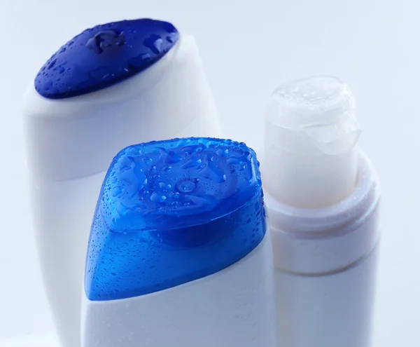 Botellas de cosméticos aislados en blanco — Foto de Stock