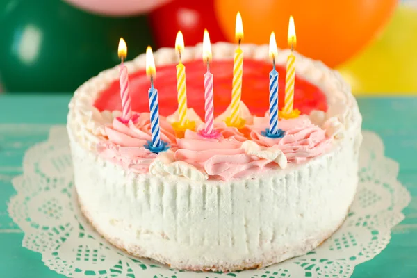 Delicioso pastel de cumpleaños en la mesa sobre fondo brillante —  Fotos de Stock