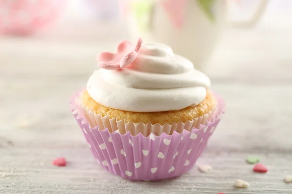 Delicious cupcake on table on light background — Stock Photo, Image