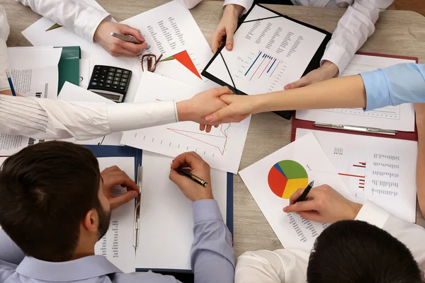 Groep van mensen uit het bedrijfsleven werken bij Bureau bovenaanzicht — Stockfoto