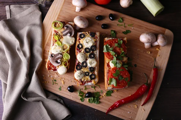 いろいろな野菜とテーブルにまな板の上のチーズのサンドイッチをクローズ アップ — ストック写真