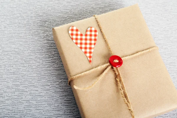 Güzel hediye kutusu gri arka plan üzerinde. Sevgililer günü kavramı — Stok fotoğraf