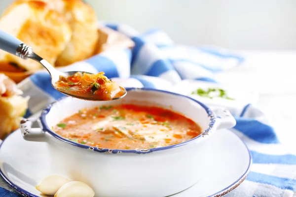 Sopa de beterraba ucraniana - borscht, em guardanapo azul, em fundo de madeira — Fotografia de Stock