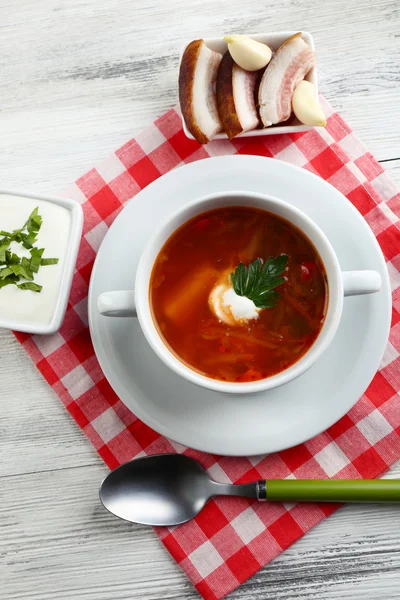 Ukrajinská řepa polévka - boršč, na ubrousek, na dřevěné pozadí — Stock fotografie