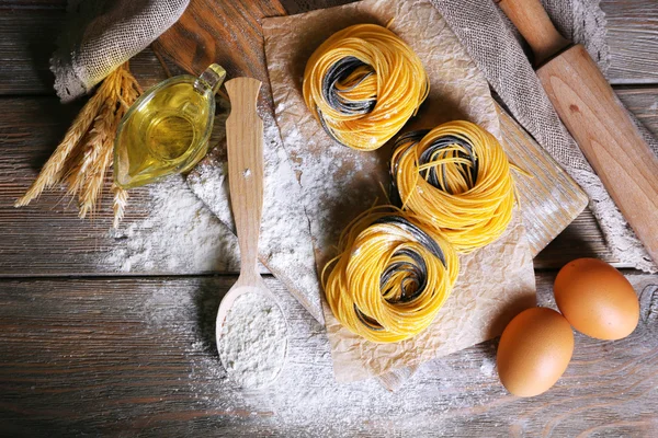 Still life of preparing pasta on rustic wooden background — Stock Photo, Image