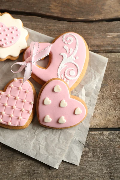 Cookies em forma de coração para o dia dos namorados no fundo de madeira — Fotografia de Stock