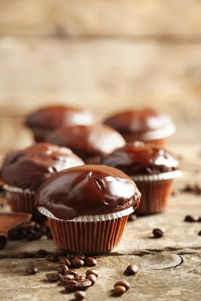 Deliciosas magdalenas de chocolate caseras sobre mesa de madera — Foto de Stock