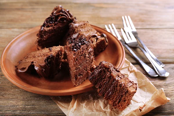 Tranches de gâteau au chocolat savoureux sur la plaque sur la table gros plan — Photo