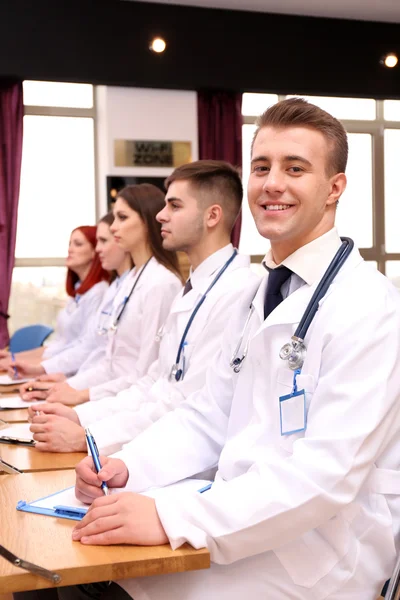 Travailleurs médicaux travaillant en salle de conférence — Photo