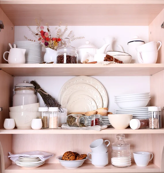 Utensílios de cozinha e utensílios de mesa nas prateleiras — Fotografia de Stock