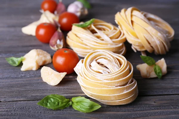 Pasta casera cruda con queso y verduras sobre fondo de madera —  Fotos de Stock