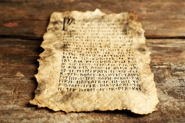 Grunge χαρτί με ιερογλυφικά σε ξύλινα φόντο — Φωτογραφία Αρχείου