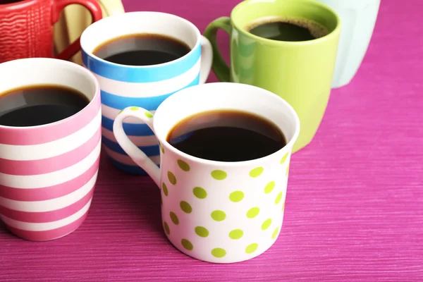 Muitas xícaras de café no fundo rosa — Fotografia de Stock