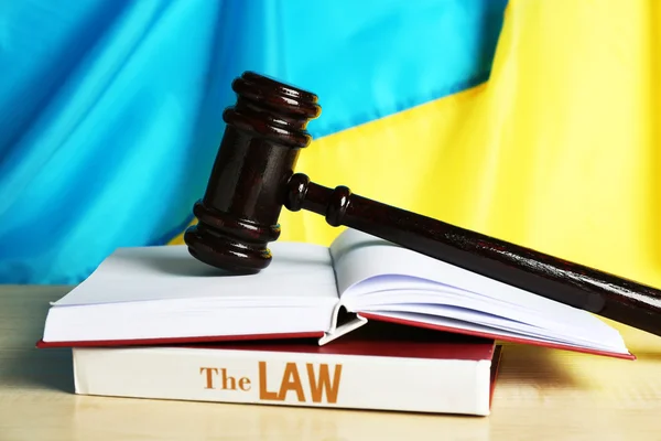 Wooden gavel and flag of Ukraine — Stock Photo, Image