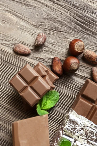 Ahşap masa, closeup baharatlı çikolata kümesi — Stok fotoğraf