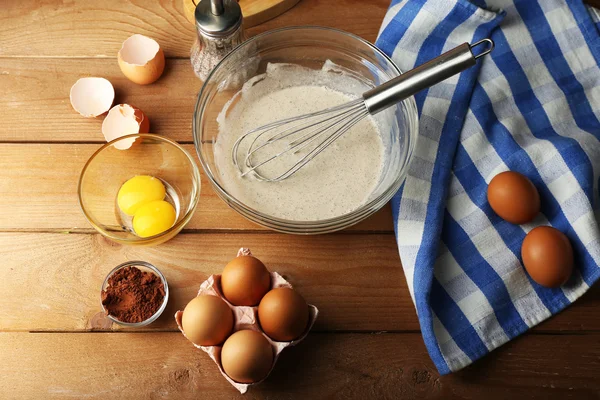 Προετοιμασία κρέμας με αυγά σε γυάλινο μπολ — Φωτογραφία Αρχείου