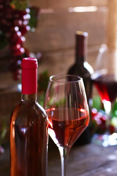 Botellas y copas de vino con uva — Foto de Stock