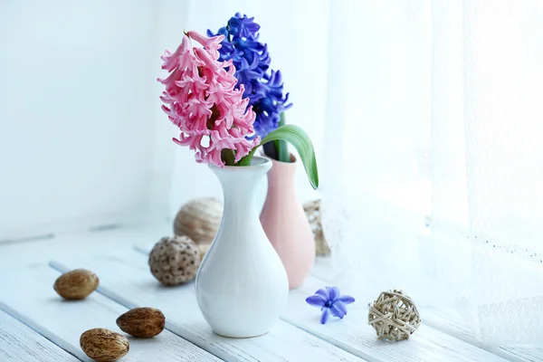 Hermosas flores de jacinto sobre fondo de alféizar de ventana —  Fotos de Stock