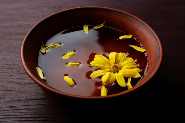 Pétalos de flores en bowl — Foto de Stock