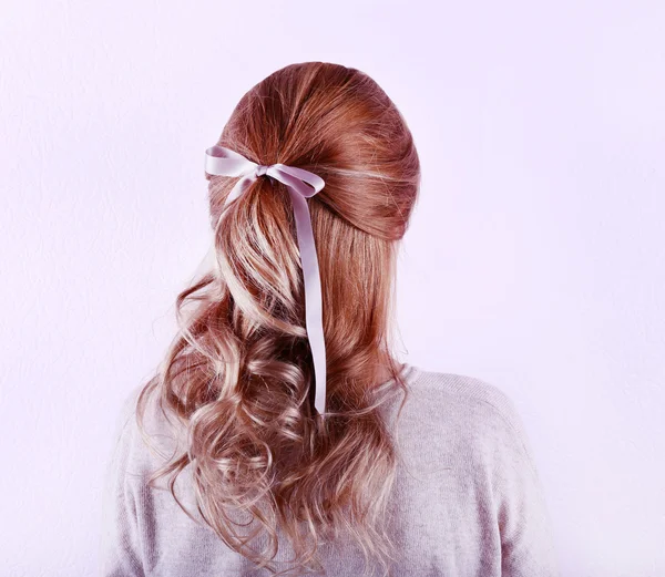 Acconciatura femminile con nastro di colore su sfondo bianco parete — Foto Stock