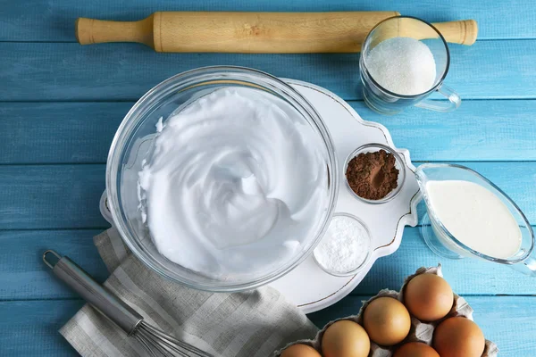 Brancos de ovo chicoteado para creme — Fotografia de Stock