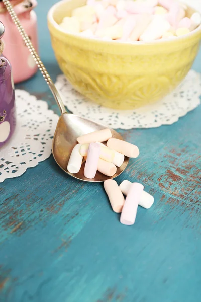 Bonbons sucrés sur table en bois, gros plan — Photo