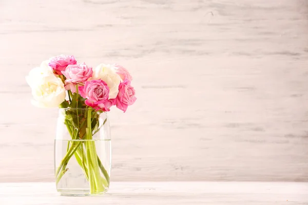 新鮮なバラや木製の背景にチューリップの花束 — ストック写真