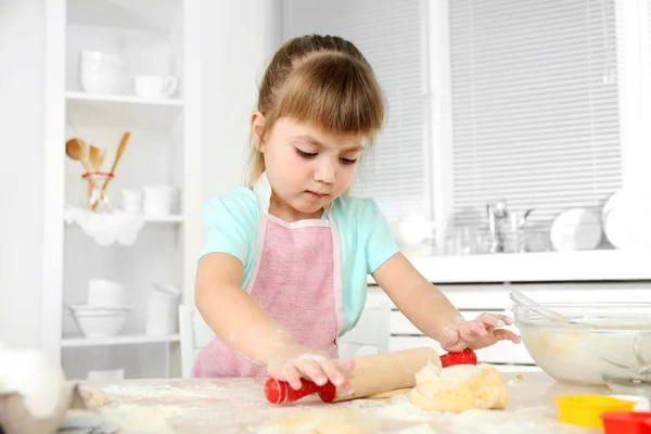 Kleines Mädchen bereitet zu Hause in der Küche Plätzchen zu — Stockfoto