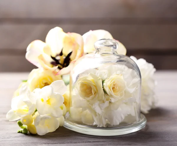 Mooie compositie met bloemen op grijze houten achtergrond — Stockfoto