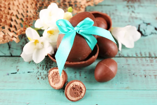 Ovos de Páscoa de chocolate com flores — Fotografia de Stock