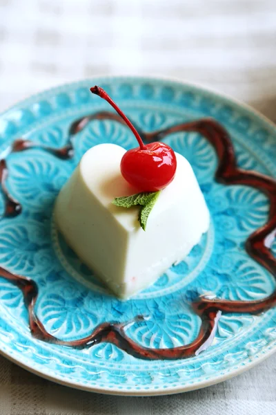 Sabroso panna cotta postre en plato, sobre mesa de madera —  Fotos de Stock