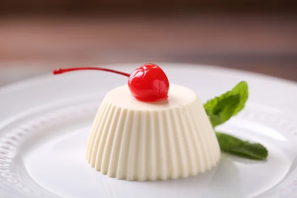 Smakelijke panna cotta dessert op bord, close-up — Stockfoto